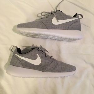 Nike Roshe Wolf Gray with tiny black dots size 8